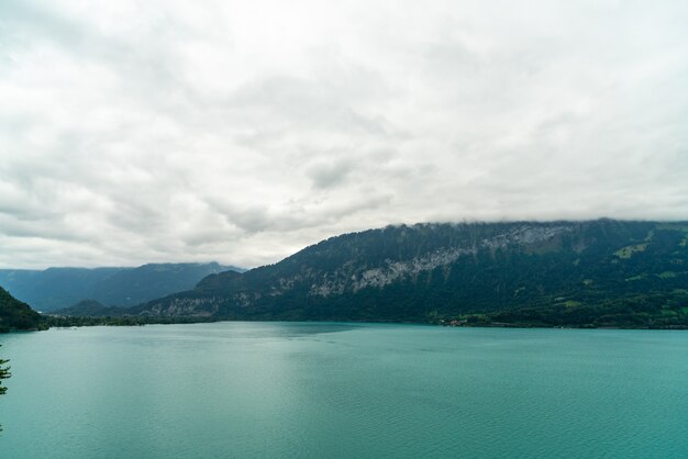 Lago azul con fondo de nubes