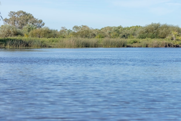 Un lago azul en medio del campo.