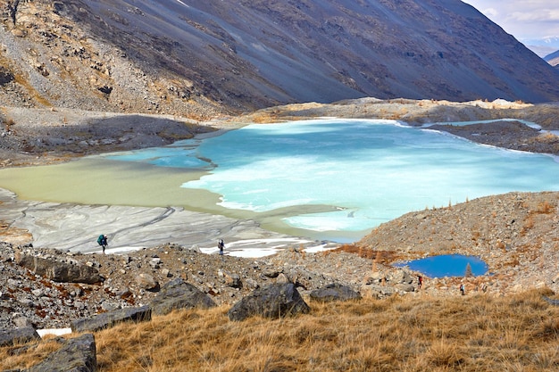 Lago azul de montaña con paisaje de corriente de agua turquesa