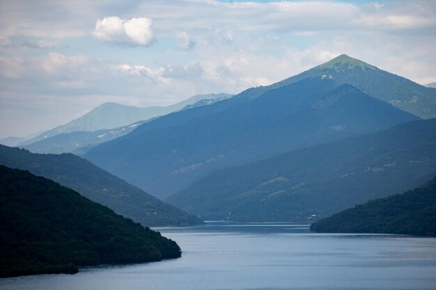 Lago azul con montañas en el fondo Paisaje montañoso