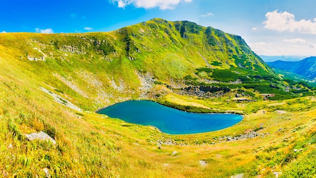 Lago azul en las montañas