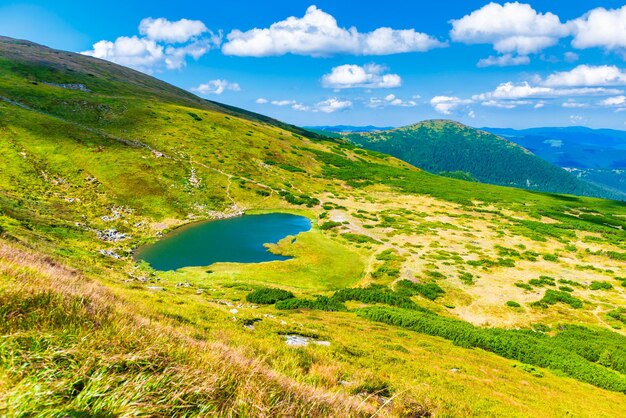 Foto lago azul en las montañas