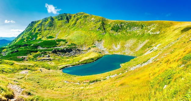 Foto lago azul en las montañas