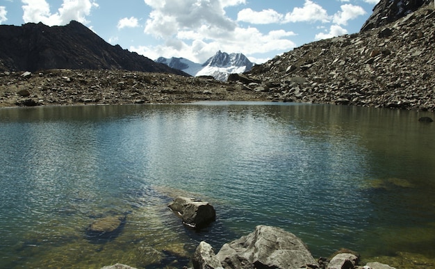 Lago azul na montanha da cordilheira, peru, américa do sul