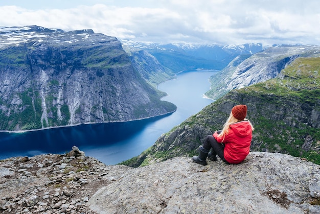 Lago azul na Noruega perto de Trolltunga