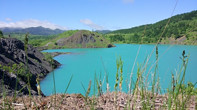 Foto lago azul no local de uma antiga pedreira