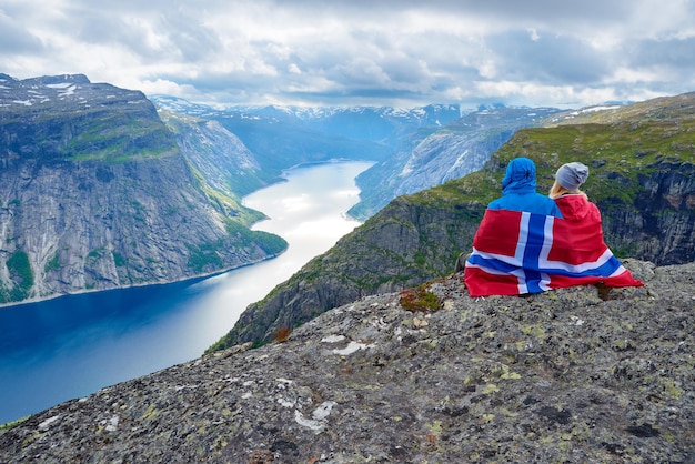 Lago azul en Noruega cerca de Trolltunga