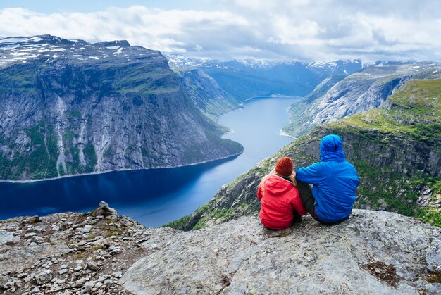 Lago azul en Noruega cerca de Trolltunga