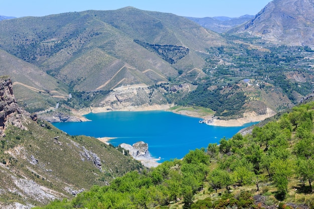 Lago azul en el Parque Nacional de Sierra Nevada, cerca de Granada, España. Paisaje de montaña de verano.