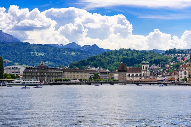 Lago azul transparente claro Lucerna Luzern Suiza