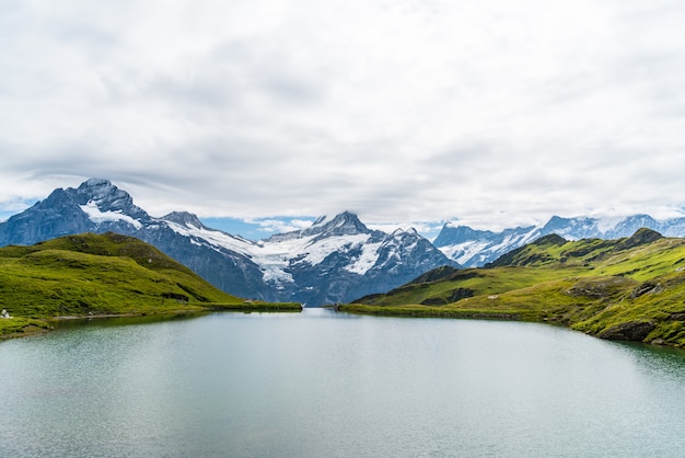 Lago Bachalpsee con Schreckhorn y Wetterhorn en Grindelwald en Suiza
