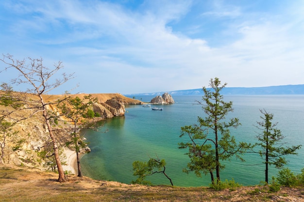 Lago Baikal cerca de Khuzhir villahe en la isla de Olkhon en Siberia, Rusia. El lago Baikal es el lago de agua dulce más grande del mundo.
