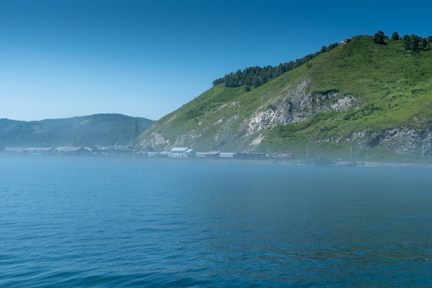 Lago baikal cerca del pueblo puerto baikal rusia día soleado vista de la costa alta y lago claro wate ...