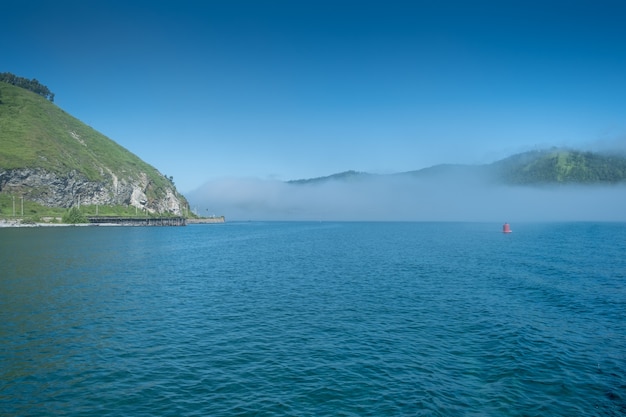 Lago baikal cerca del pueblo puerto baikal rusia día soleado vista de la costa alta y lago claro wate ...