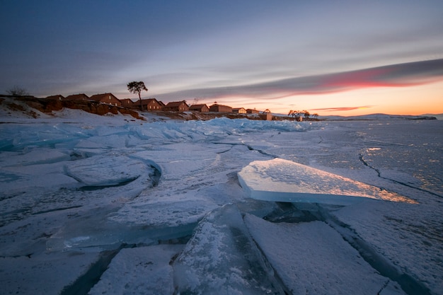 Lago Baikal coberto de gelo e neve