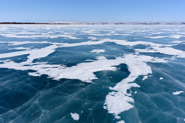 Foto lago baikal congelado. as nuvens stratus bonitas sobre o gelo surgem em um dia gelado.