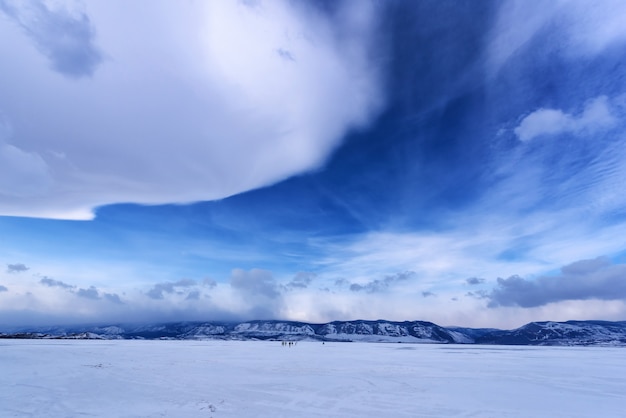 Lago baikal congelado. as nuvens stratus bonitas sobre o gelo surgem em um dia gelado.