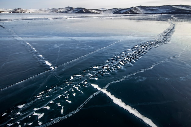 Lago baikal é um dia gelado de inverno. maior lago de água doce.