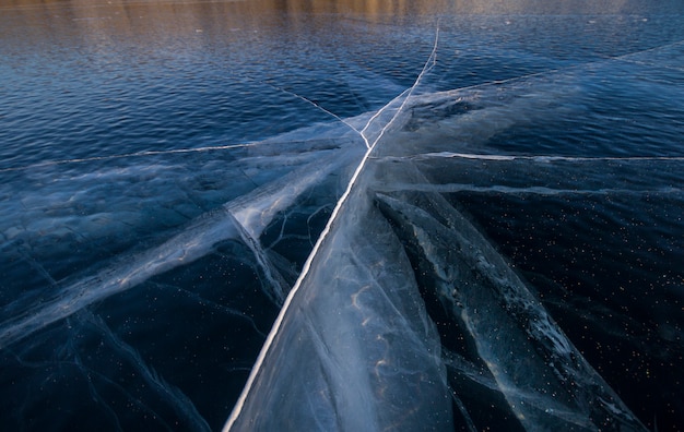 El lago Baikal está cubierto de hielo y nieve, frío fuerte, hielo espeso y azul claro.