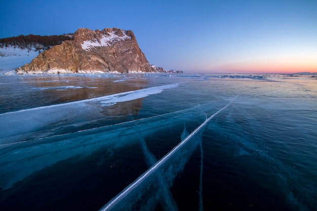 El lago Baikal está cubierto de hielo y nieve, frío fuerte.