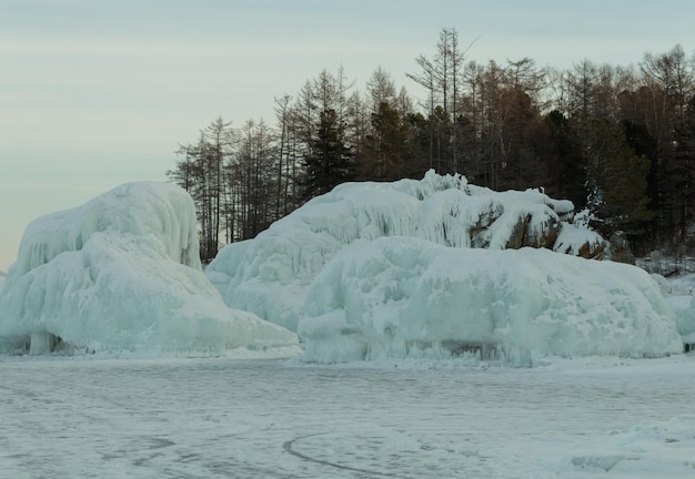 Lago Baikal frio de inverno congelado