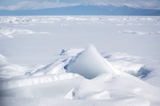 Lago Baikal en invierno en Siberia