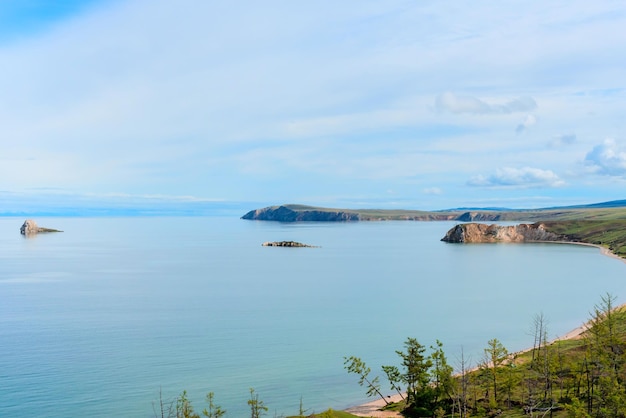 Lago Baikal no dia ensolarado de verão Beleza do conceito de natureza Foco suave