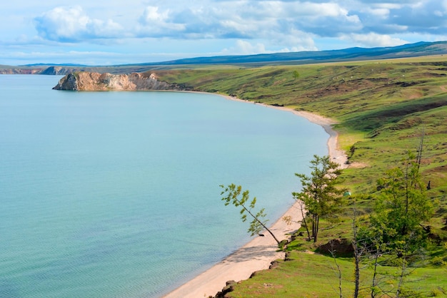 Lago Baikal no dia ensolarado de verão Beleza do conceito de natureza Foco suave