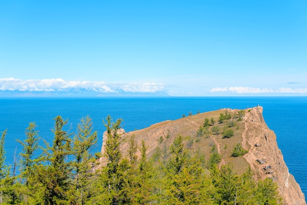 Lago Baikal no dia ensolarado de verão Beleza do conceito de natureza Foco suave