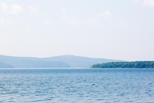 Lago Baikal en Rusia vista de la orilla distante