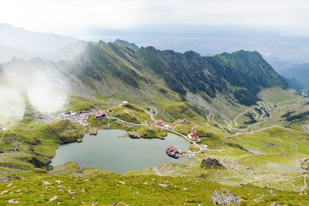 Lago Balea y camino sinuoso en la montaña de Fagaras