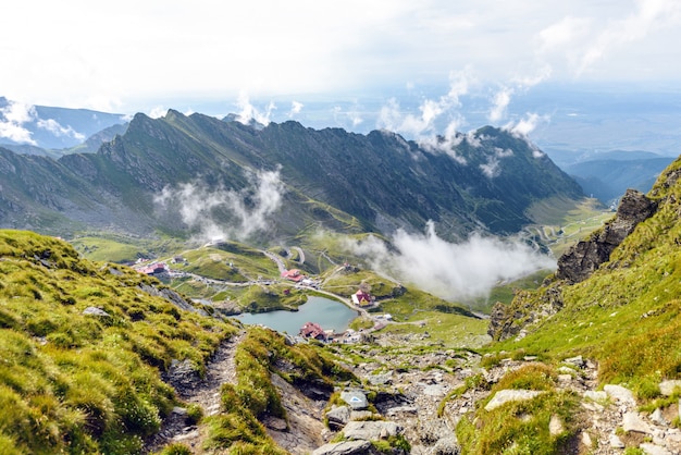 Lago balea com nuvens