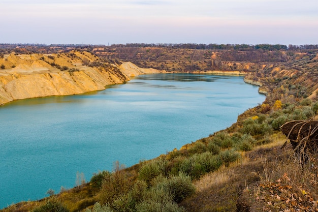 Lago con banco de arena en la cantera de carbón abandonada