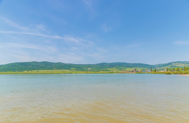 Foto lago bazaleti georgia. naturaleza de verano