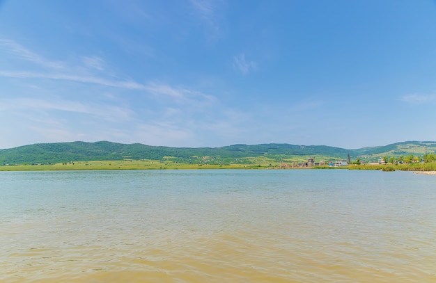 Lago Bazaleti Georgia. Naturaleza de verano