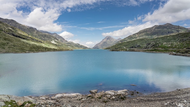 Lago blanco en suiza