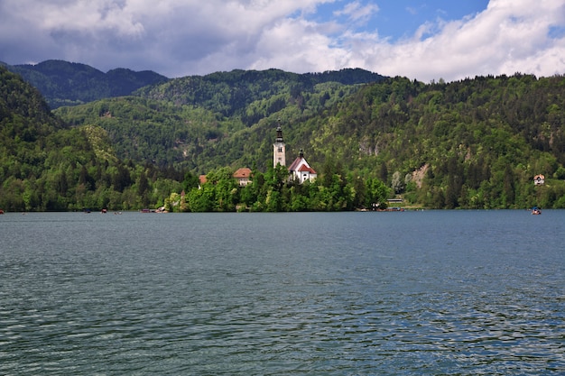 Lago bled en los alpes de eslovenia