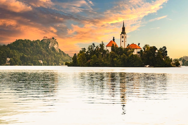 Lago Bled Eslovênia Belo lago de montanha com pequena igreja de peregrinação Lago e ilha esloveno mais famoso Bled com igreja de peregrinação