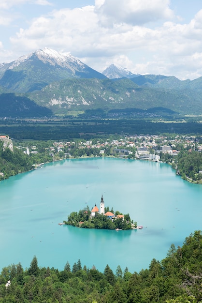 Lago Bled, ilha e montanhas no fundo, Eslovénia, Europa