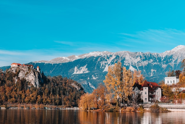 Lago Bled nas montanhas alpinas no outono sob o céu azul