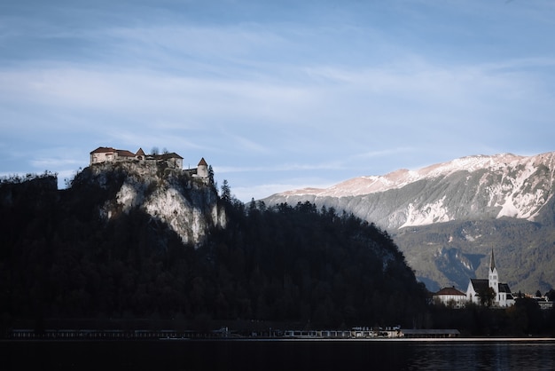 Lago bled nas montanhas alpinas no outono sob o céu azul