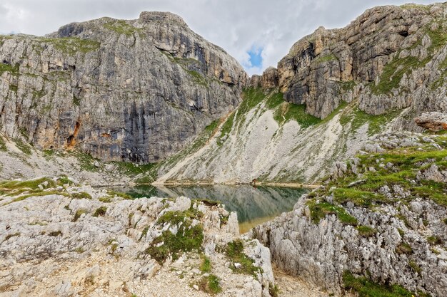 Lago de Boe, un pequeño lago alpino en las montañas Dolomitas italianas en Alta Badia