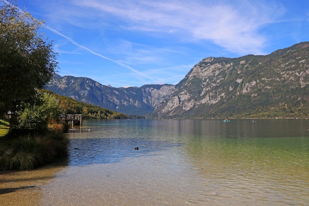 Lago Bohinj en Eslovenia belleza en la naturaleza Verano colorido en el lago Bohinj en el parque nacional Triglav Eslovenia