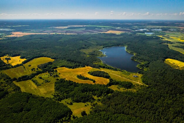 Lago Bolta en el bosque en el Parque Nacional de los lagos de Braslav