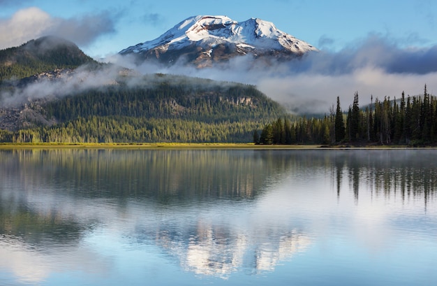 Lago bonito sereno nas montanhas da manhã, Oregon, EUA.