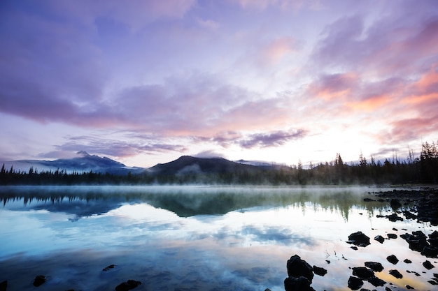 Lago bonito sereno nas montanhas da manhã, Oregon, EUA.