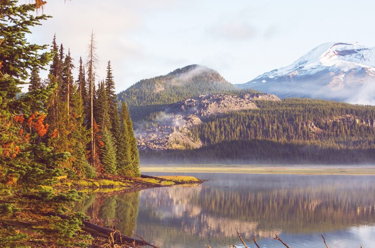 Foto lago bonito sereno nas montanhas da manhã, oregon, eua.