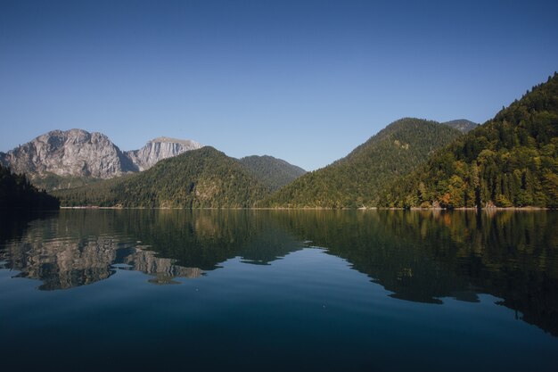 El lago, el bosque y las montañas