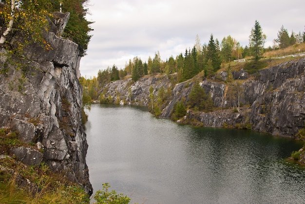 Lago del bosque en las rocas