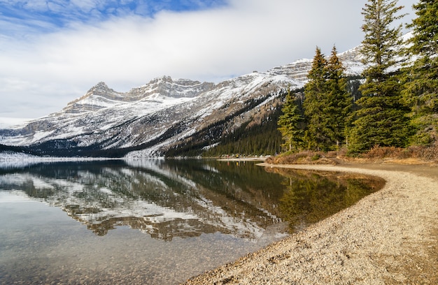 Lago bow com reflexo da montanha rochosa no parque nacional de banff, alberta, canadá